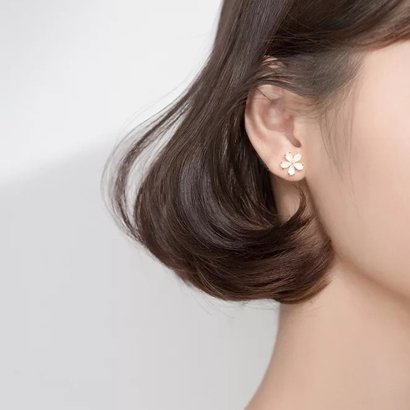 925 Sterling Silver Flower Stud Earrings - Picture 4 of 4